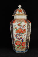 P118 - WORCESTER GROS BLUE HEXAGONAL VASE AND COVER