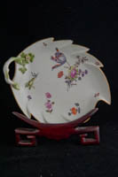 P032 - PAIR OF MEISSEN LEAF-SHAPED DISHES 