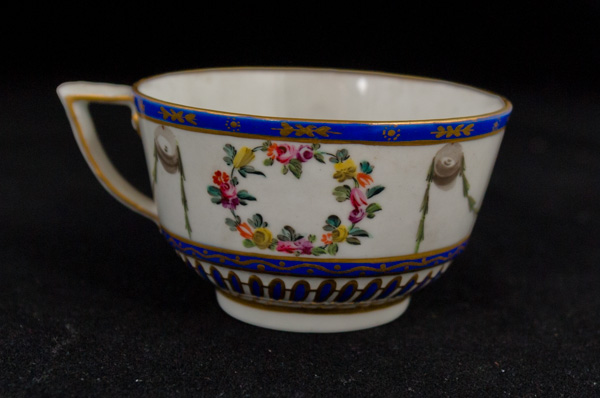 P135 - DERBY “SMITH’S BLUE”-GROUND TEACUP