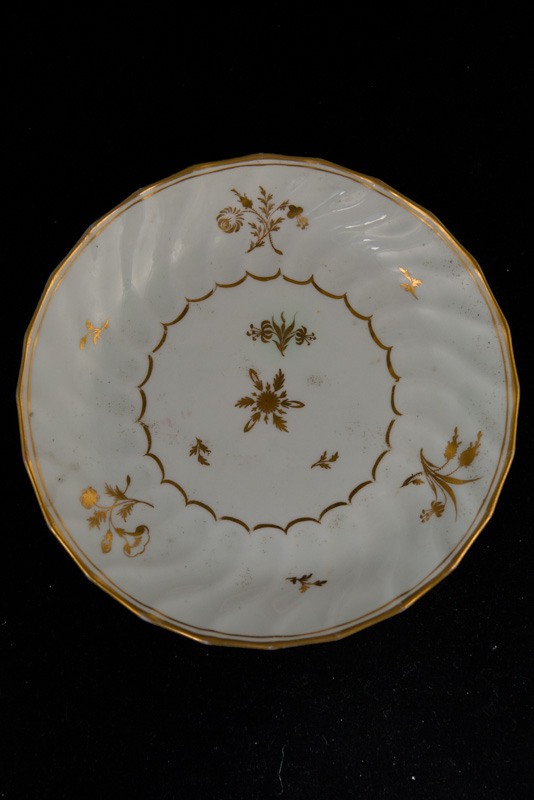 P140 – CHAMBERLAIN’S WORCESTER FLUTED GILT-WHITE PLATE