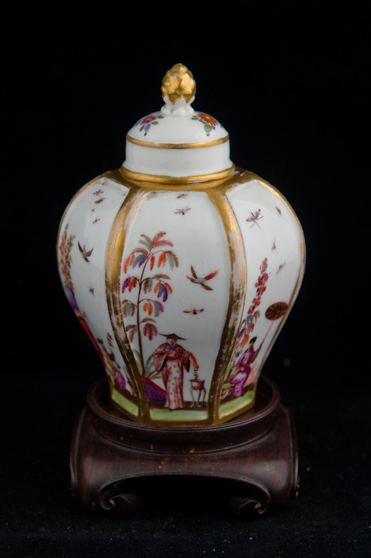 P038 - MEISSEN TEA CADDY AND A COVER