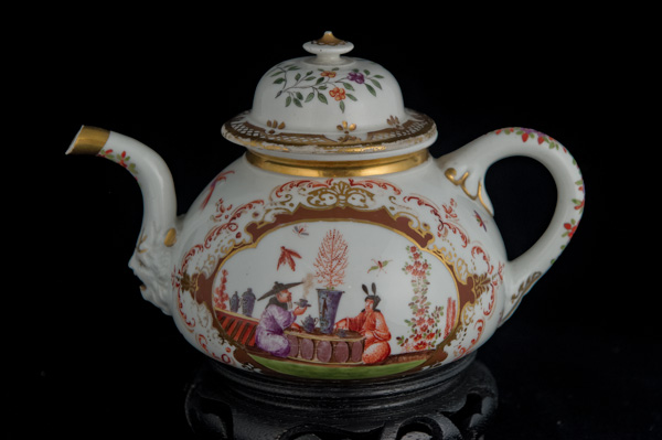 P070 - MEISSEN TEAPOT AND A COVER