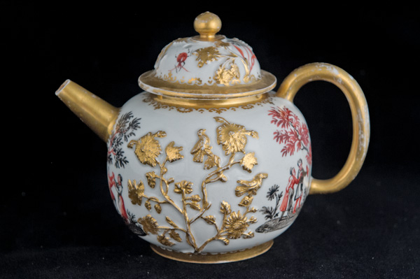 P072 - MEISSEN HAUSMALEREI TEAPOT AND COVER