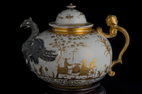 P069 - BÖTTGER TEAPOT AND A COVER
