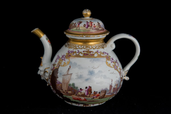 P071 - MEISSEN TEA POT AND A COVER