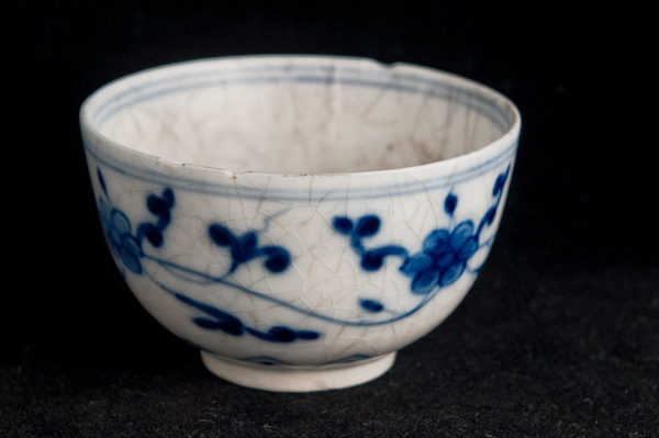 P094 - EARLY MEISSEN BLUE AND WHITE TEA BOWL 