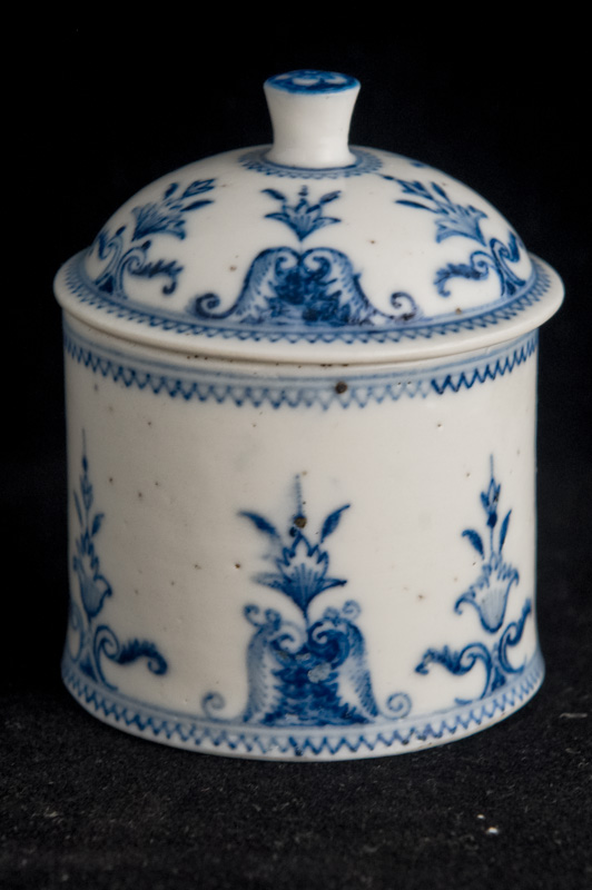 P085 - SAMSON SAINT CLOUD STYLE BLUE AND WHITE POMMADE POT AND COVER 
